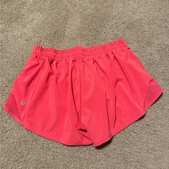 lululemon Hotty hot shorts 2.5” inseam, heart throb color, size 6 - Picture 2 of 4